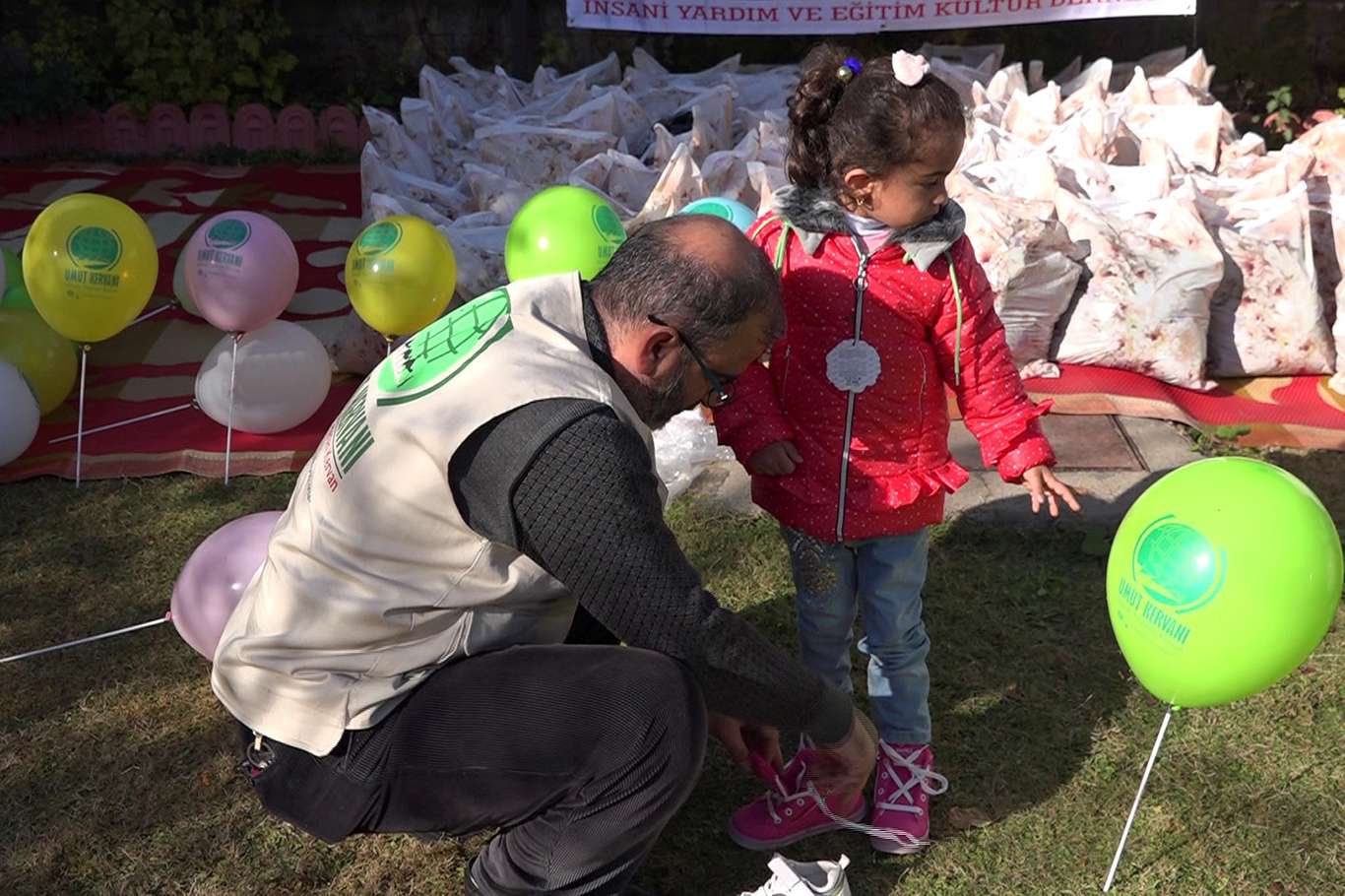 Umut Kervanı Erbil'de 180 çocuğa giyim yardımında bulundu Umut Kervanı Erbil'de 180 çocuğa giyim yardımında bulundu